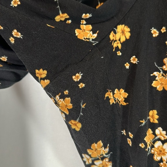 Torrid Black & Yellow Floral Paperbag Crop Pants - Picture 5 of 9